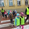 Klasa I realizuje program „Akademia Bezpiecznego Puchatka”. Aby wesprzeć pracę nauczyciela do naszej szkoły zostali zaproszeni funkcjonariusze Policji w Łapszach Niżnych. Celem spotkania było uwrażliwienie dzieci i przekazanie im zasad bezpieczeństwa w szkole, na drodze oraz w kontaktach z nieznajomymi. Policjanci w ciekawy sposób przybliżyli uczniom zasady ruchu drogowego. Poprzez doświadczenie z latarką uzmysłowili dzieciom celowość noszenia emblematów odblaskowych.